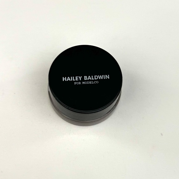 Hailey Bieber highlighter - Picture 3 of 5